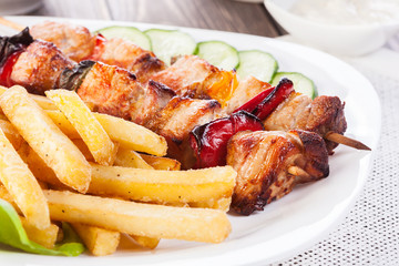 Grilled shashlik with chips