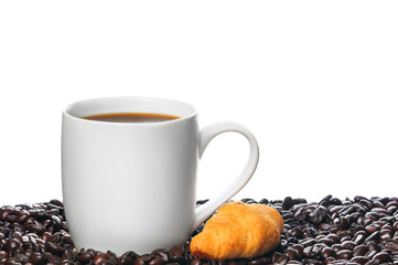 Weiße Tasse Kaffee und das Croissant