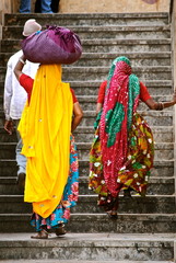 India - Donne in sari al lavoro