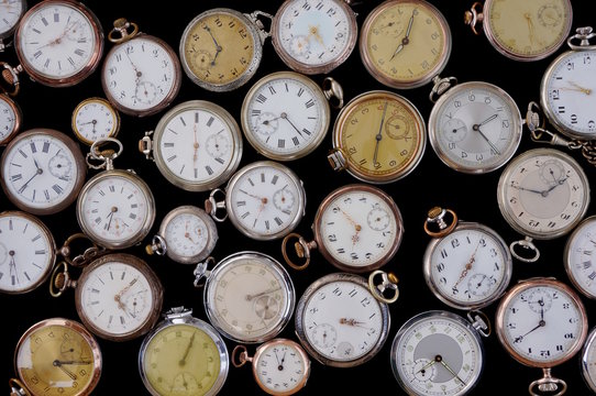 Viele Taschenuhren auf schwarzem Hintergrund