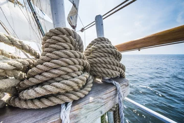 Foto op Plexiglas Schip Houten katrol en touwen op oud jacht.