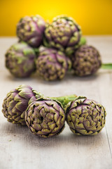 Fototapeta premium Carciofi freschi appoggiati su un tavolo