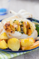 Seppia ripiena servita con contorno di patate e mele