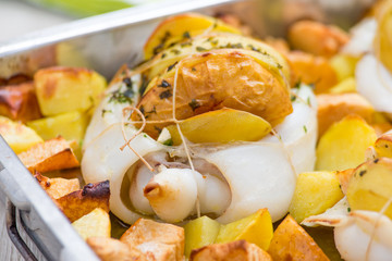 Teglia di seppie ripiene con patate e mele al forno