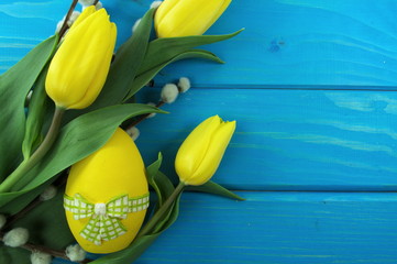 żółte tulipany z pisanką - obrazy, fototapety, plakaty