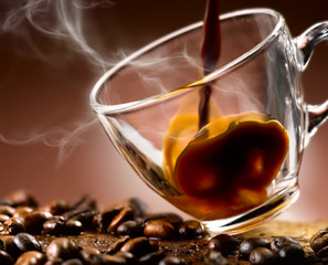 caffe' versato in una tazza di vetro