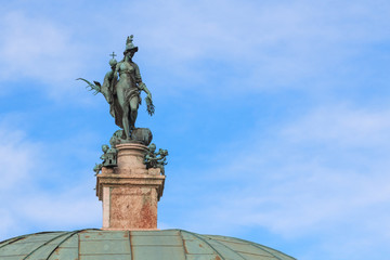 Fototapeta na wymiar Posąg bogini polowania, Diana w Hofgarten, Monachium