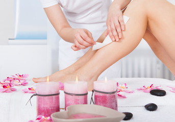 Obrazy na Szkle  Kobieta podczas masażu ud