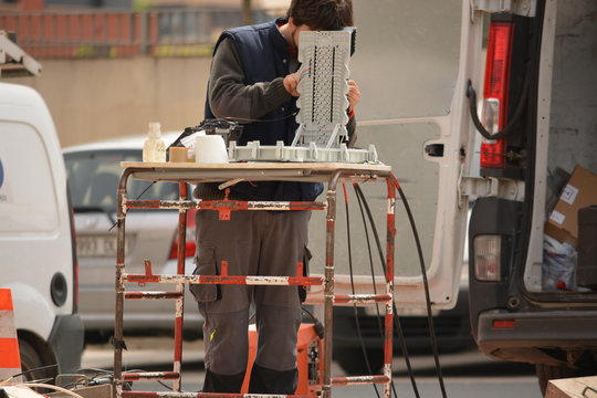 Electricista trabajando en la calle