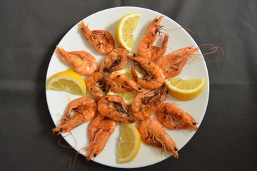 Racion de langostinos a la plancha, dieta mediterranea