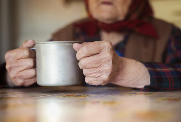 Obraz na płótnie Canvas Old woman in the kitchen