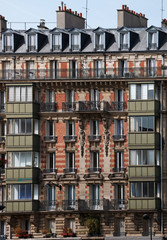balcons et verrières sur immeuble parisien