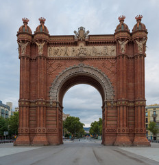 Fototapeta na wymiar Triumphal arch in Barcelona