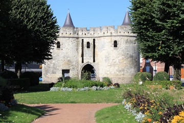 Fototapeta na wymiar Porte de Paris à Cambrai ( XIVème )
