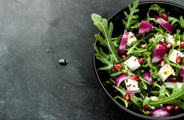 Poster Fresh spring salad with rucola, feta cheese and red onion © pinkyone