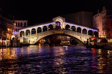 Rialtobrug in Venetië - nacht
