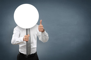 Mann mit Schild und Daumen hoch