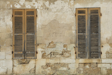 volets et façade ancienne