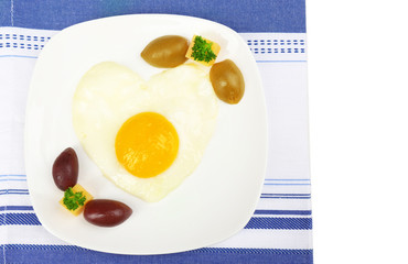 Scrambled eggs with bread on plate, on color napkin