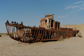 Fototapeta na wymiar Aral sea rusty ship