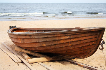 Naklejka premium The wooden boat on the seashore