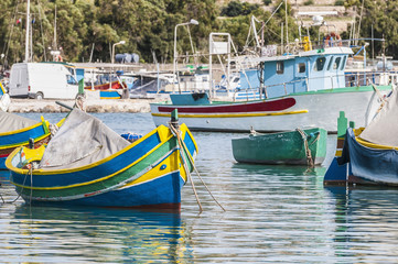 Fototapeta na wymiar Tradycyjnych łodzi w porcie Marsaxlokk Luzzu na Malcie.