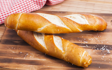 Laugenstangen auf Holzbrett