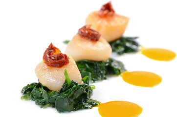 sea scallops with spinach and tomatoes