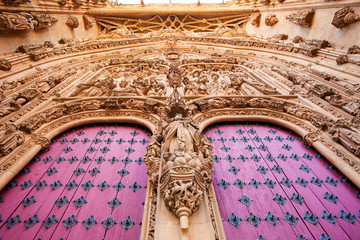 Toegangspoort tot de nieuwe kathedraal in Salamanca