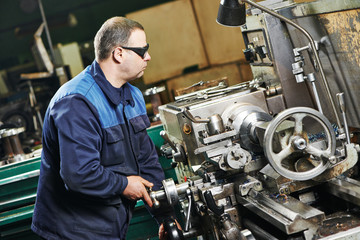 milling machine operator © Kadmy