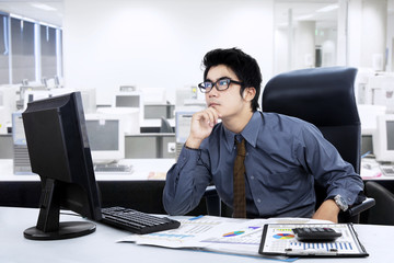 Obraz premium Pensive young businessman