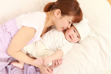 Obraz na płótnie Canvas 赤ちゃんを寝かしつけるママ