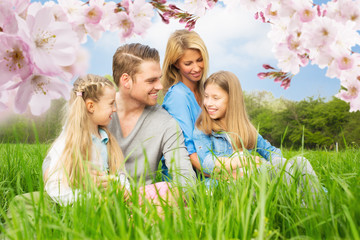 attraktive familie im frühling