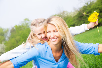 mutter und tochter in der natur