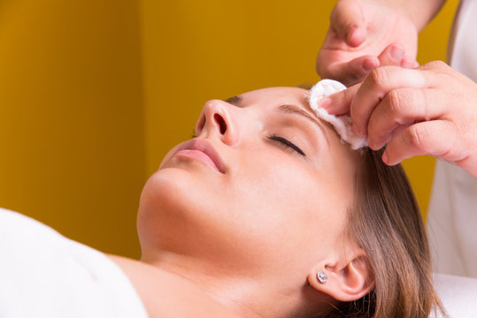 Deep Cleansing Facial in Dubai