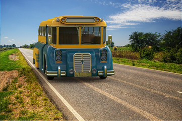 Obraz premium old bus cartoon on the road