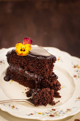Schokoladenkuchen mit frischer Blume
