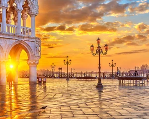 Zelfklevend Fotobehang Zonsopgang in Venetië © sborisov