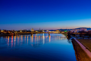 Linz mit Dom und Eisenbahnbrücke