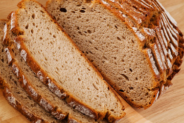 Brotschnitten aus dunklem Brot