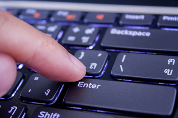 Obraz premium a finger is pushing the enter button