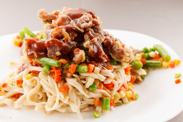 noodle with beef and vegetables