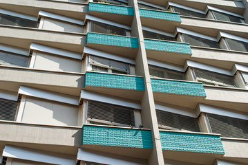 Facciata edificio moderno, celeste con finestre