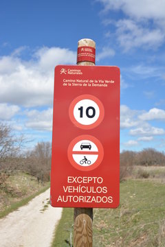 Se&ntilde;al de prohibicion de circular y limitacion de velocidad