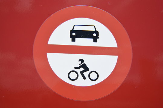 Se&ntilde;al de circulacion roja de prohibicion de vehiculos a motor
