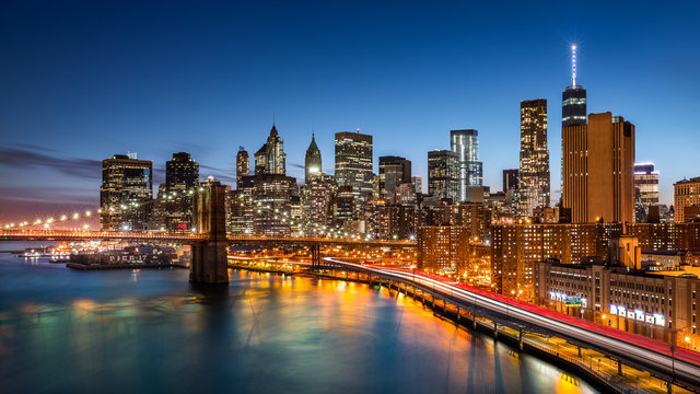 Fototapeta Brooklyn Bridge i New York Financial District o zmierzchu