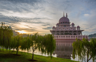 Obraz premium Putra mosque silhouette in Putrajaya, Malaysia