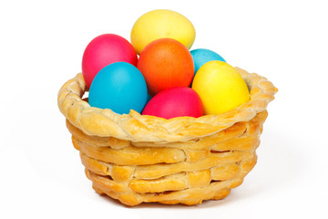 Fototapeta na wymiar Pieczony koszyk z kolorowych jaj Wielkanoc