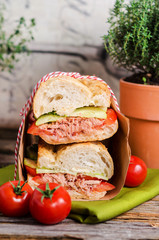Sandwich mit Gurke, Tomate und Thunfisch