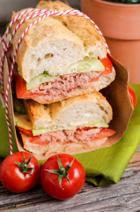 Sandwich mit Gurke, Tomate und Thunfisch